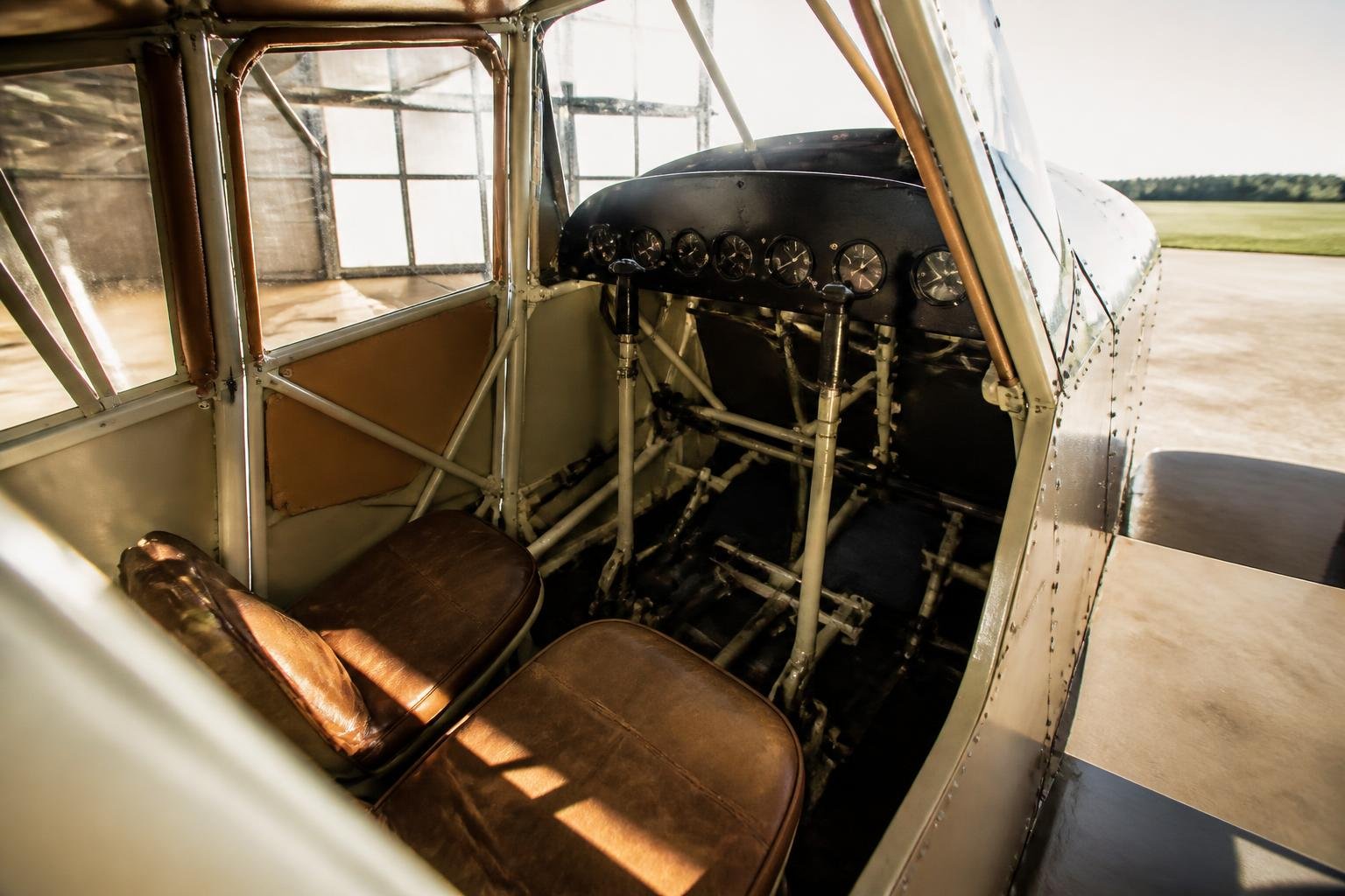 Simple tandem cockpit of a fabric-covered taildragger
