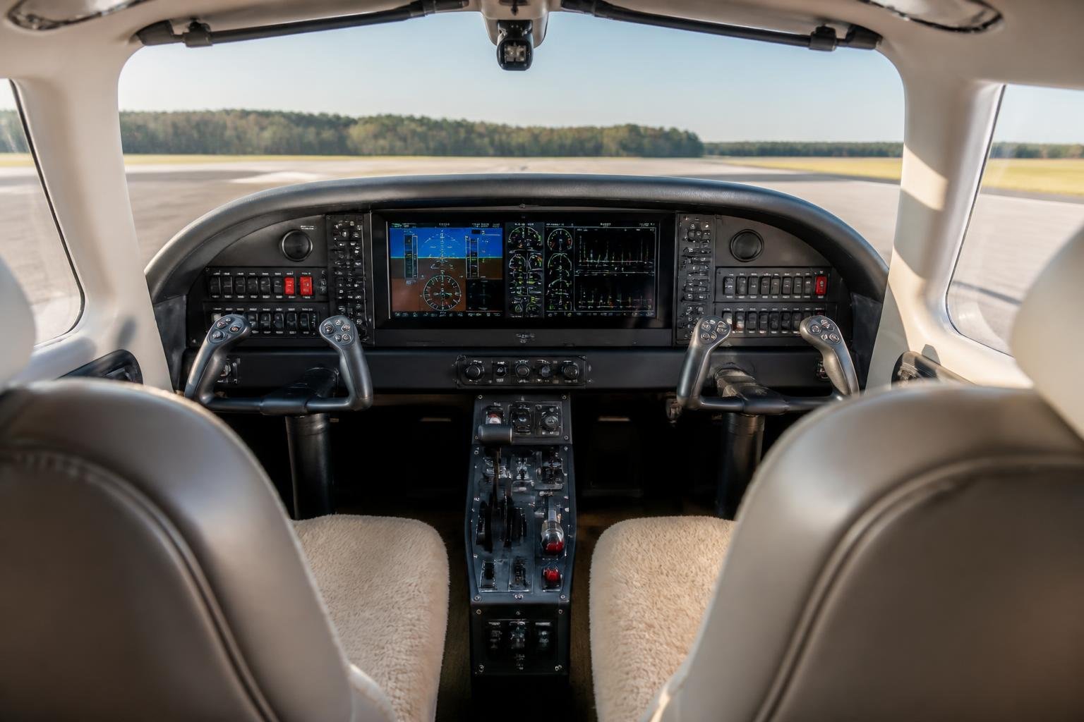 Light aircraft cockpit arranged for electronic engine monitoring
