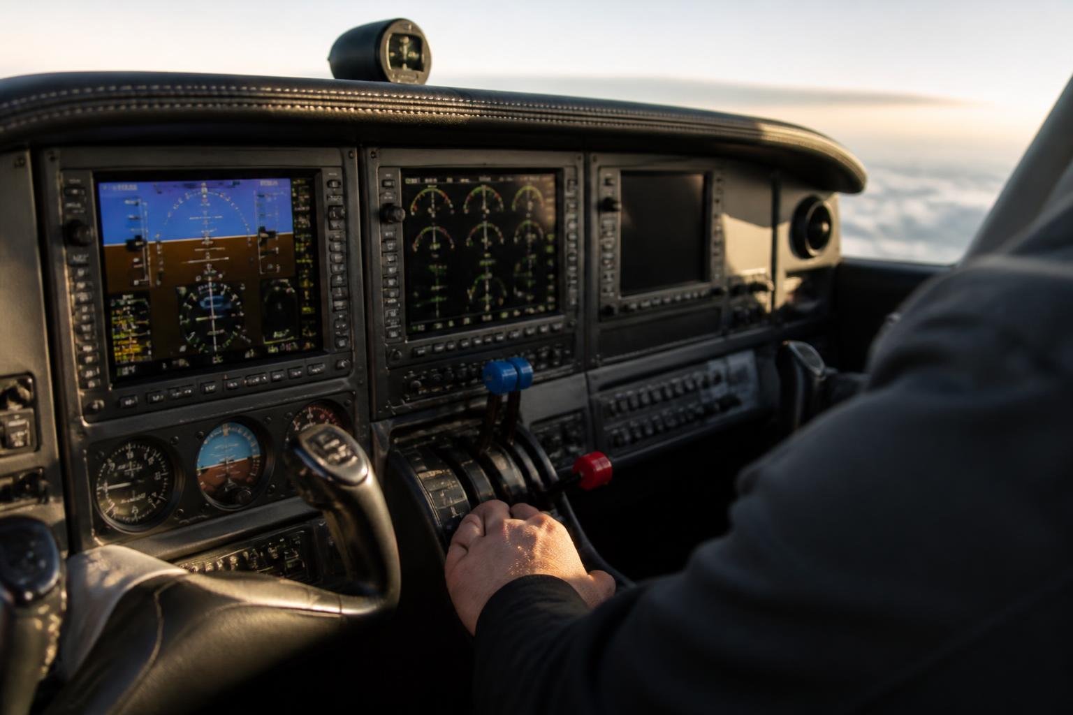 Generic engine monitoring setup in a high-performance piston cockpit